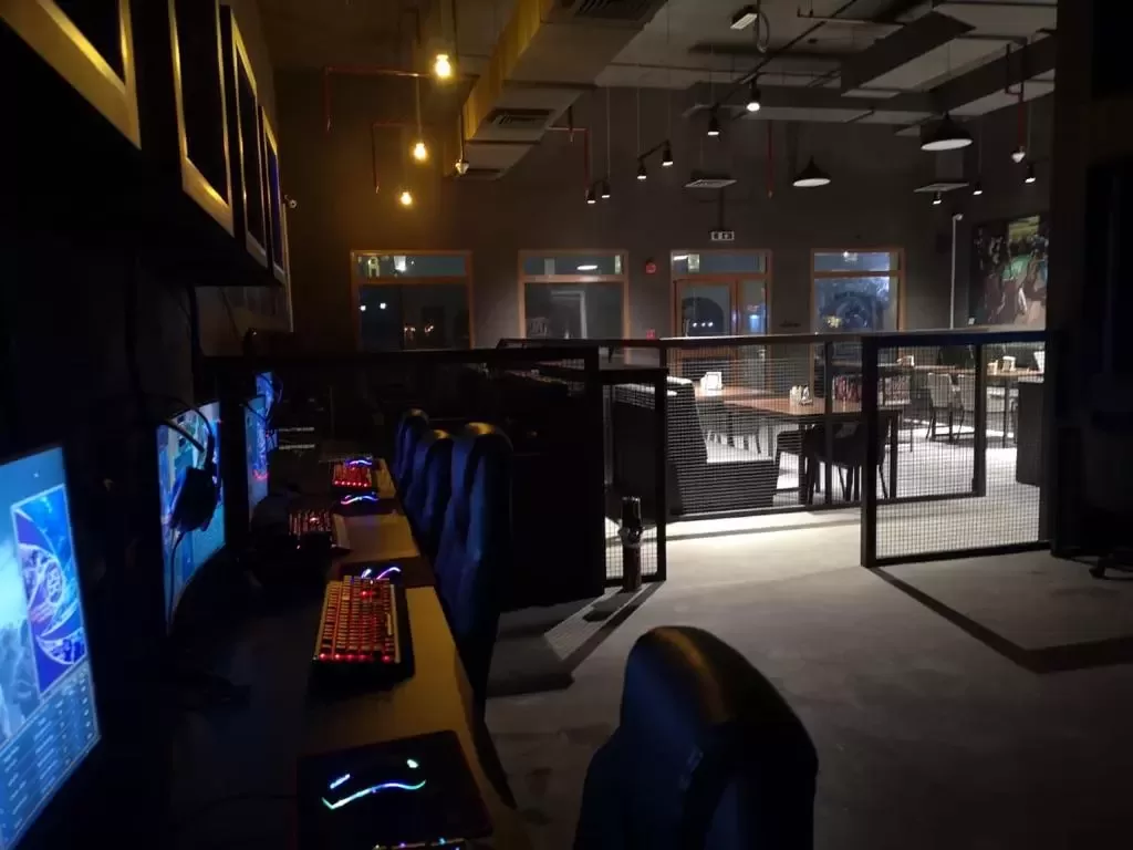 ALT Gaming Lounge In Dubai with High End 240hz Curved Gaming Monitors