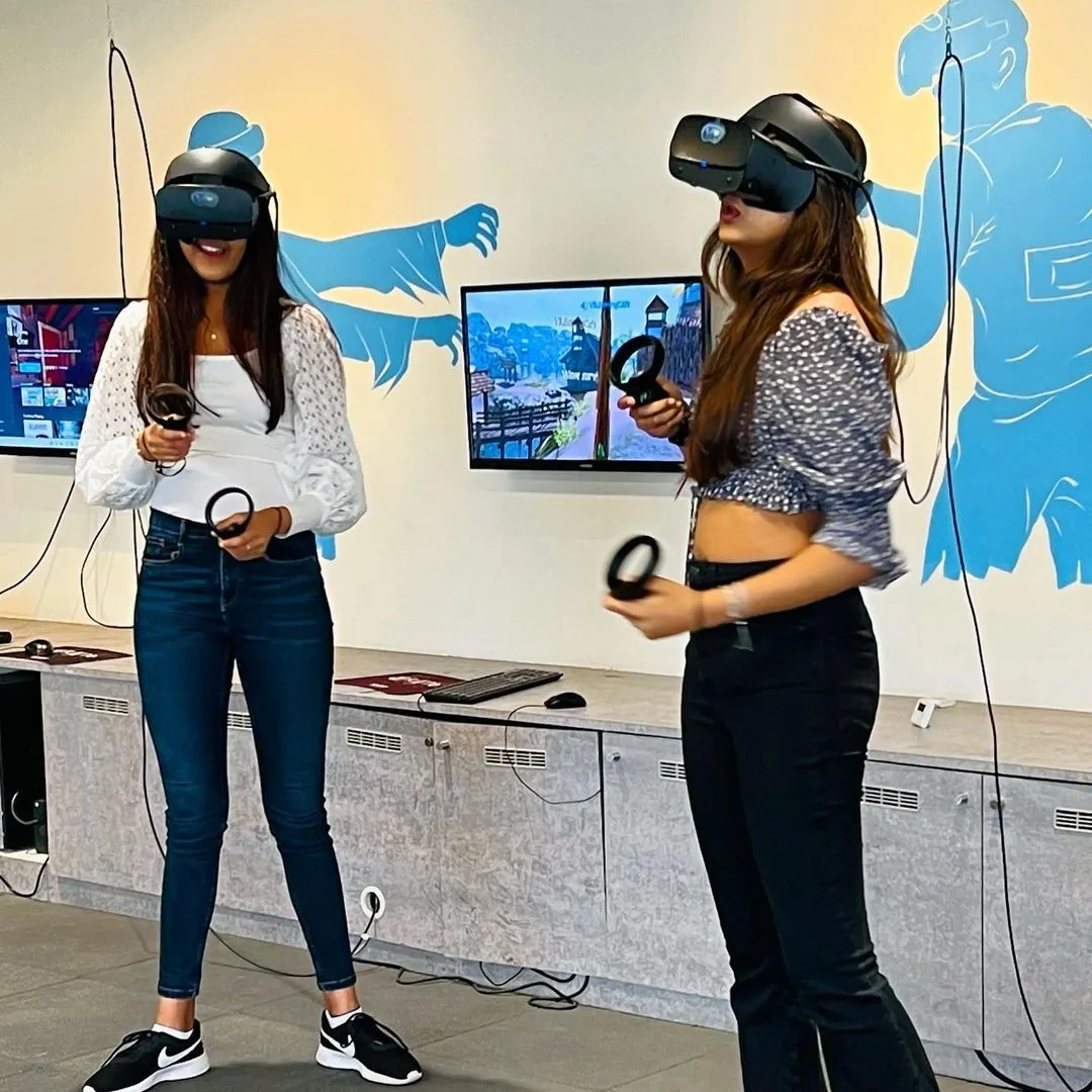 VR Gaming Café - Girl Gamers