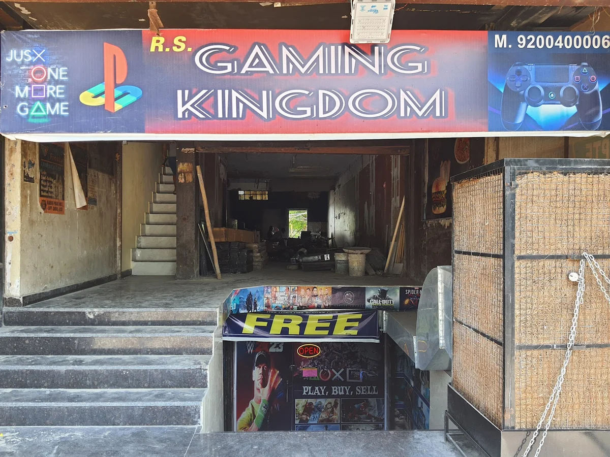 5Taara Gaming Lounge Ludhiana interior PS5 VR setup