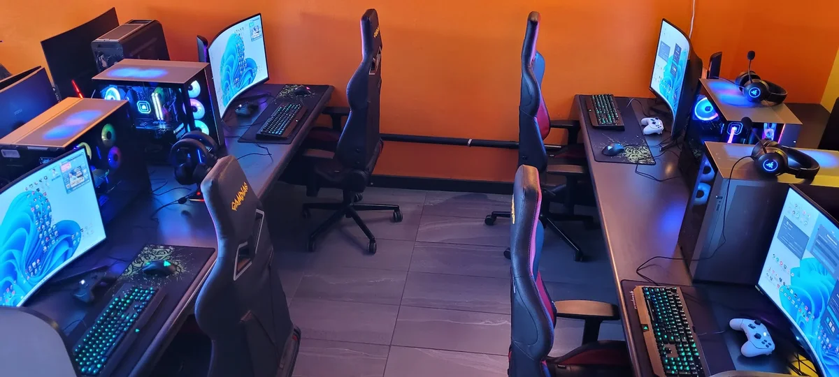 Best Gaming Cafes in Toronto (2026): Prices, PC Specs & Areas 31 GIG@bites Internet Cafe Toronto interior gaming setup