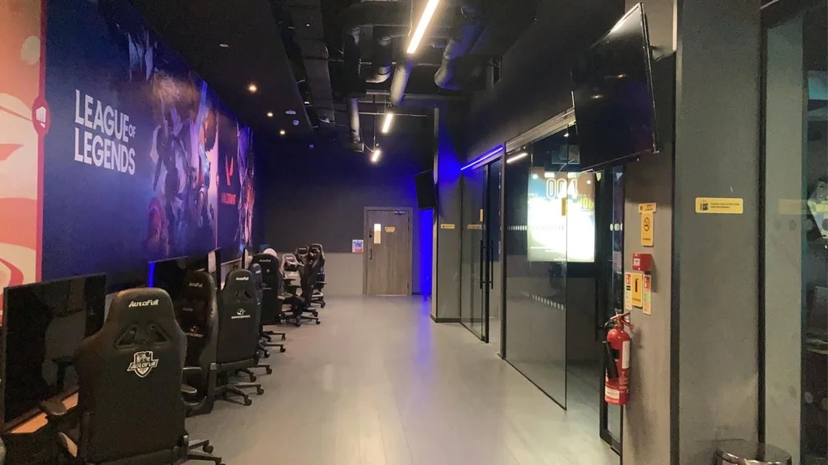 Best Gaming Cafes in London (2026): Prices, PC Specs & Areas 28 SideQuest Westfield Stratford London interior gaming setup