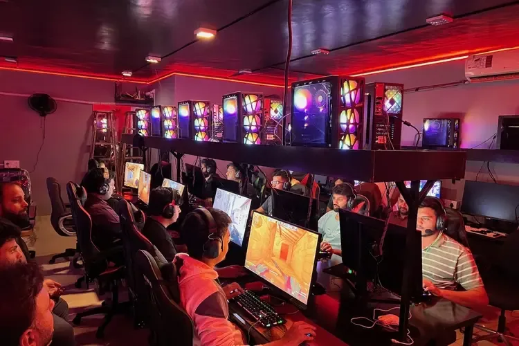 10 Best Gaming Cafes in Pune (2026): Complete Ranked Guide 14 Vibezone Esports Pune gaming cafe interior with multiple players at RGB lit PCs